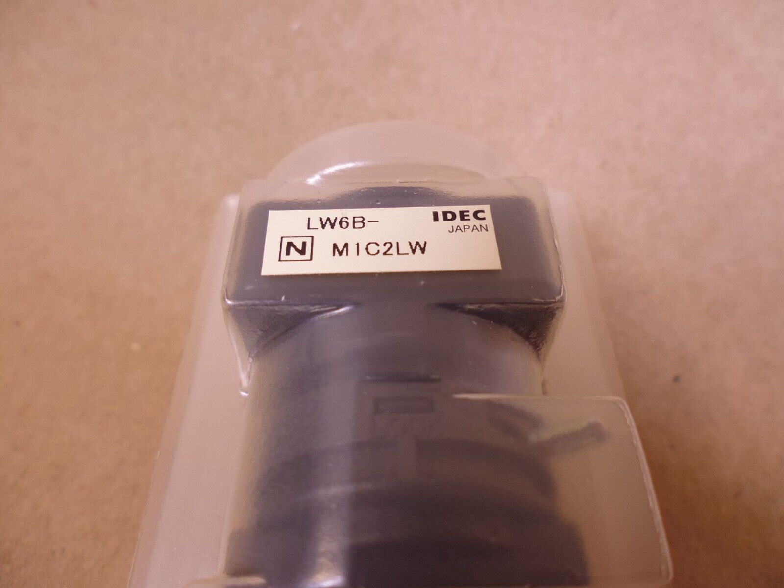 IDEC LW-C2 White Push Button , 12VDC 30V , 12VAC 125C , LW6B-M1C2LW | Electrical MRO Replacement Parts & Components and Commercial Electrical Supplies Company