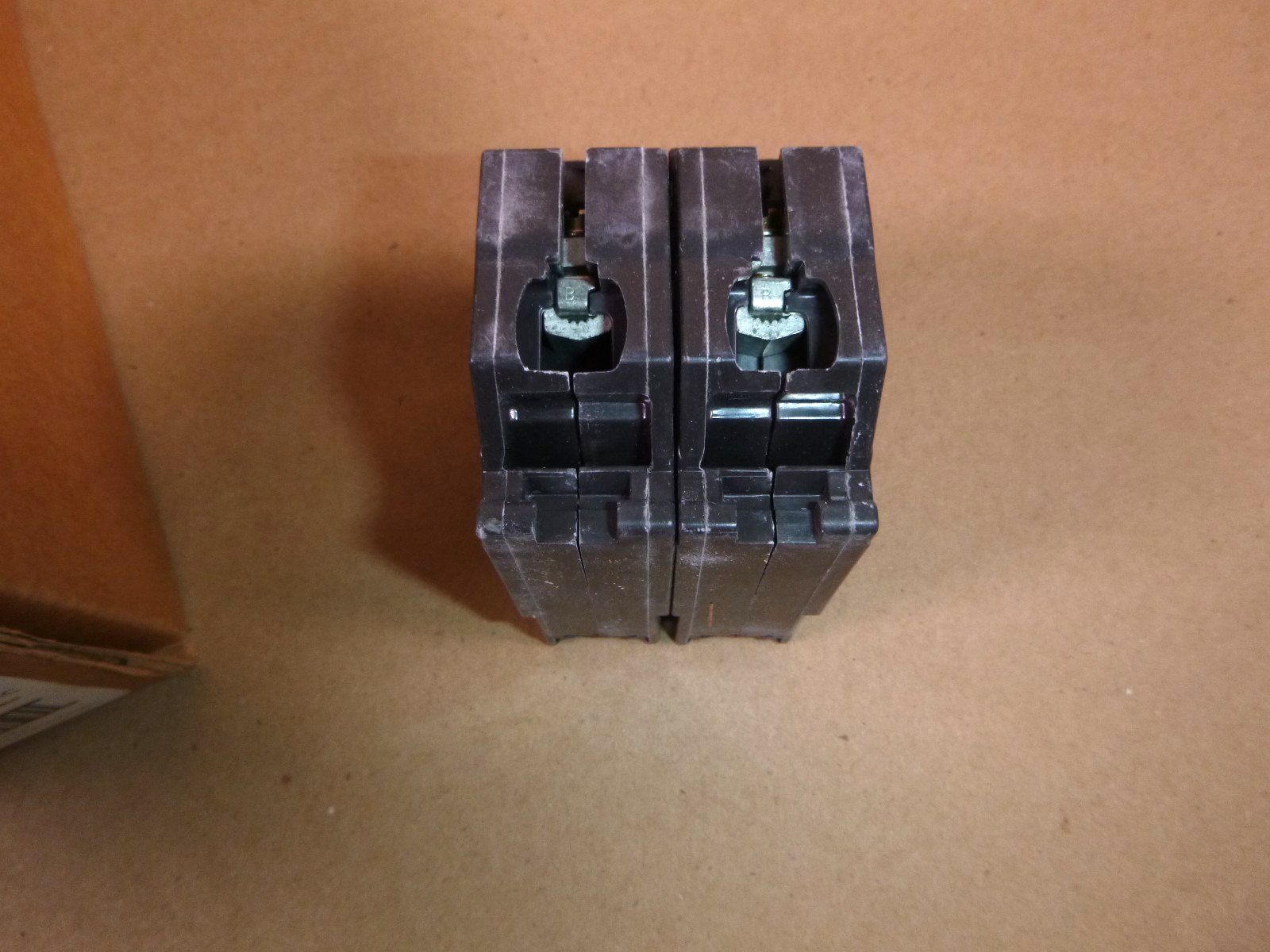 THQL2120 G.E. 20-Amp 2-Pole 120/240VAC Circuit Breaker (Lot of 5) New In Box