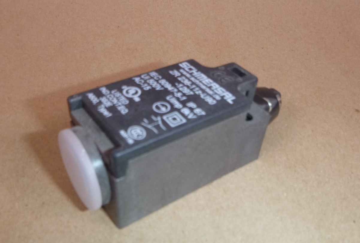 Schmersal - ZR 236-11Z-U90-1297 LIMIT SWITCH, ROLLER PLUNGER