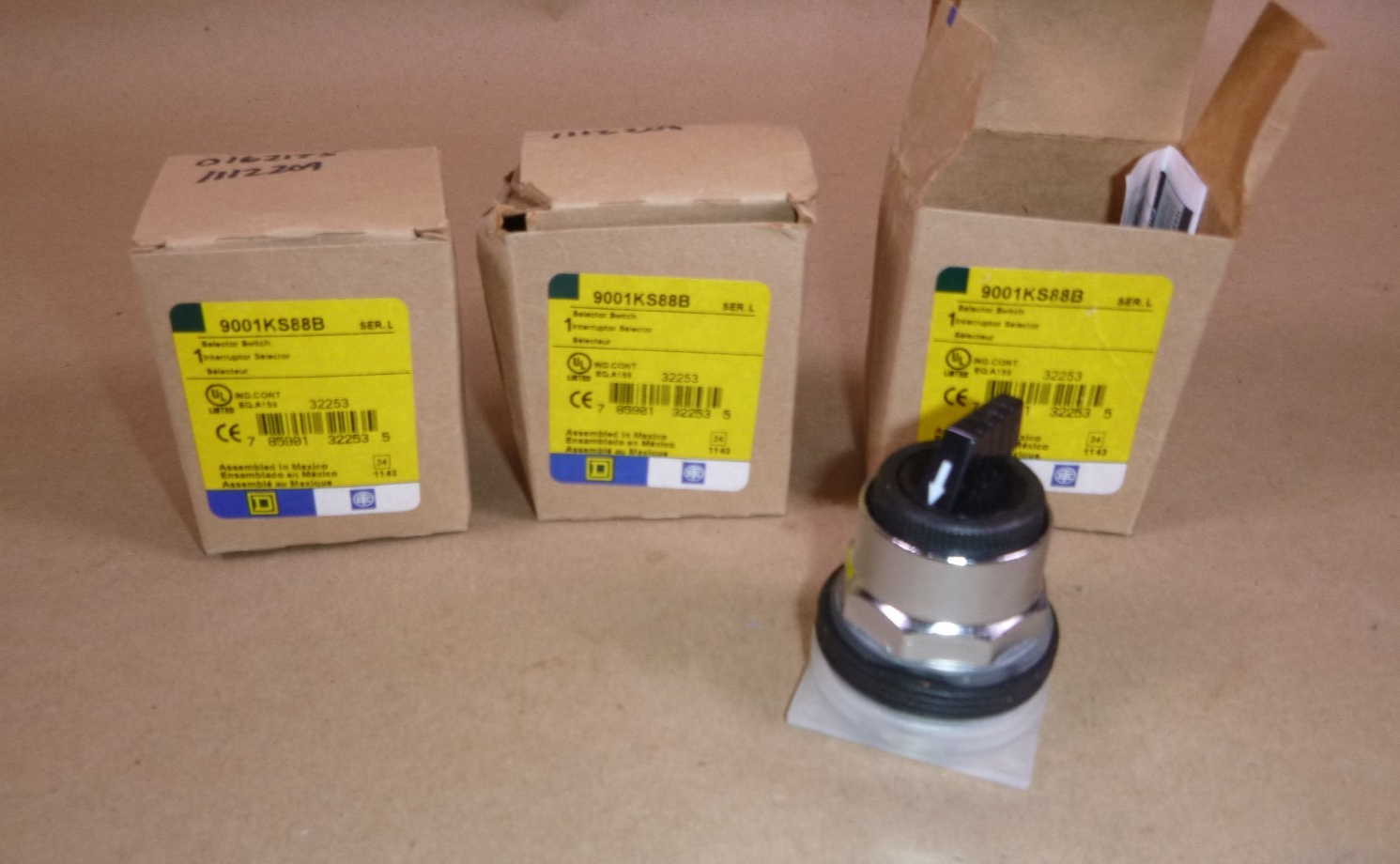 Square D 9001KS88B 30mm Selector Switch 4 Position ( Lot of 3 ) | Electrical MRO Replacement Parts & Components and Commercial Electrical Supplies Company