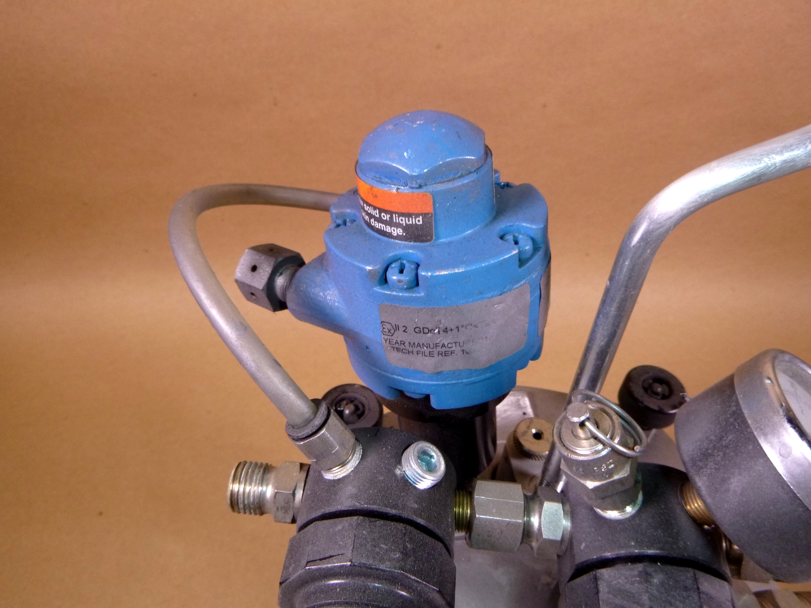USED Binks SG2 Plus Pressure Cup With Gast Rotary Agitator 2 Quart Model 80-651 | Industrial MRO Replacement Parts, Manufacturing Machine Parts & Components, Heavy Equipment Parts Supplier