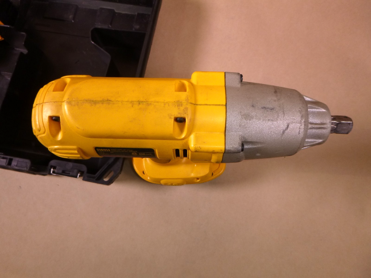 DeWalt 18V 1/2in. Cordless Impact Wrench Kit (DW059) W/ 2 Batteries & Charger