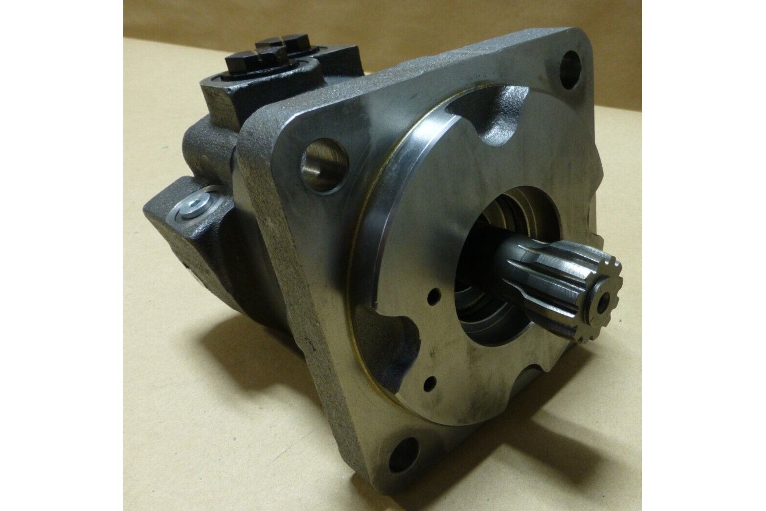 EATON HYDRAULIC WINCH MOTOR PACCAR 75045 , 2510-01-582-8292 | Industrial Electric Motors, Pumps & Parts