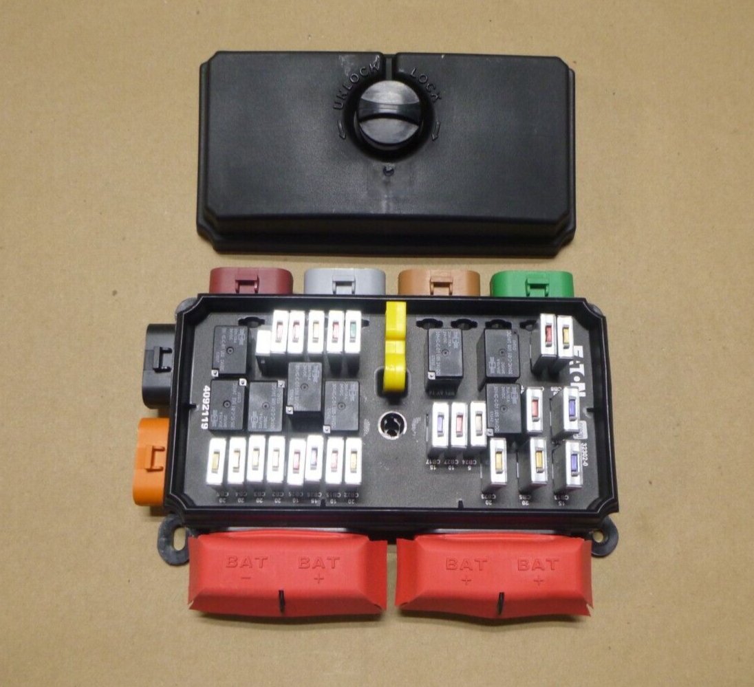 Eaton Series 32000 DVEC (Dual vehicle electrical center) 24V Power Distribution | Electrical MRO Replacement Parts & Components and Commercial Electrical Supplies Company