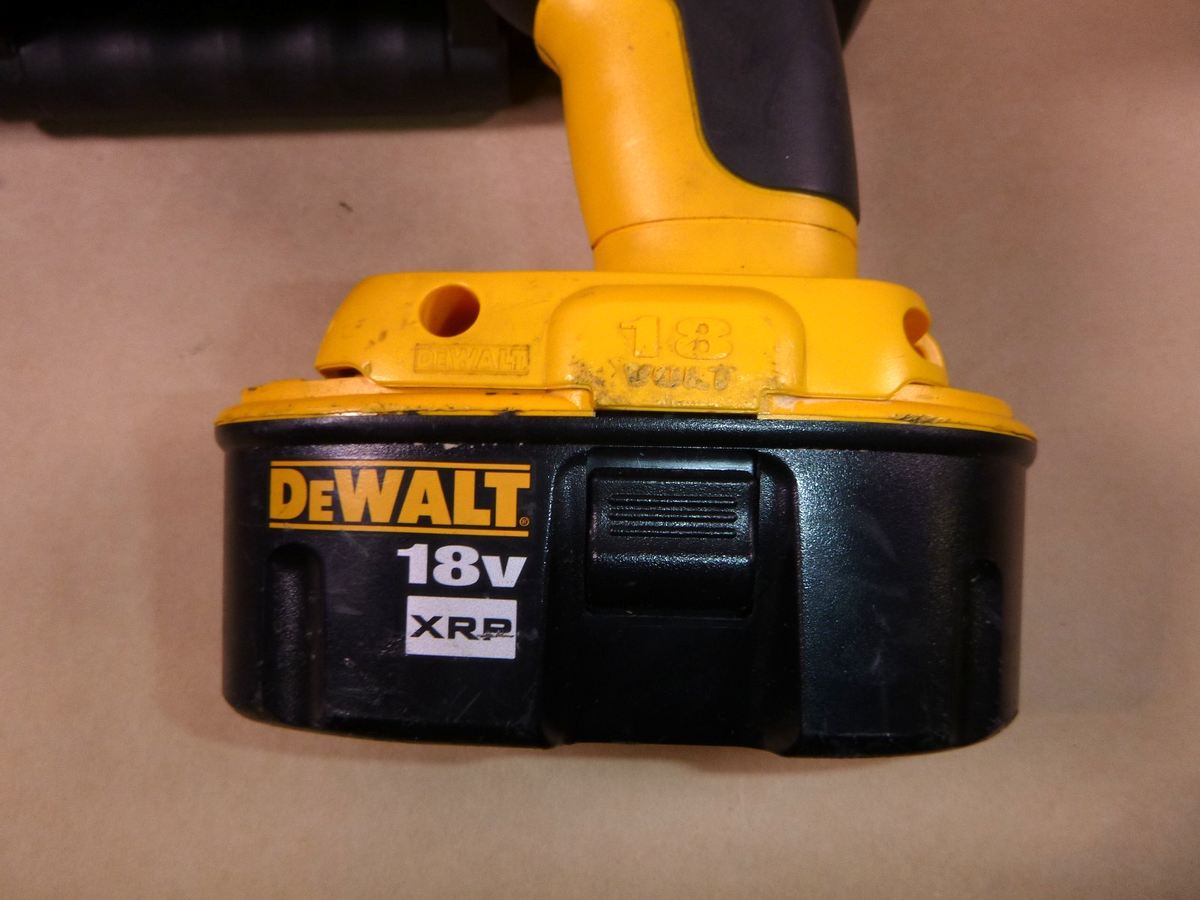 DeWalt 18V 1/2in. Cordless Impact Wrench Kit (DW059) W/ 2 Batteries &amp; Charger