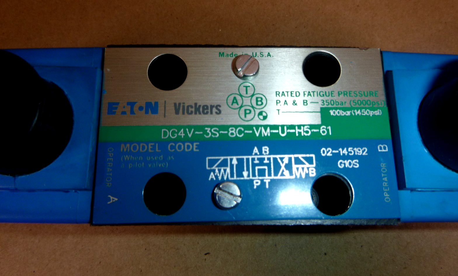DG4V-3S-8C-VM-U-H5-61 Vickers Directional Control Valve 24 Vdc 100 Bar 1450 Psi