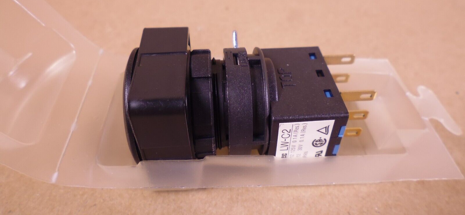 IDEC LW-C2 White Push Button , 12VDC 30V , 12VAC 125C , LW6B-M1C2LW | Electrical MRO Replacement Parts &amp; Components and Commercial Electrical Supplies Company