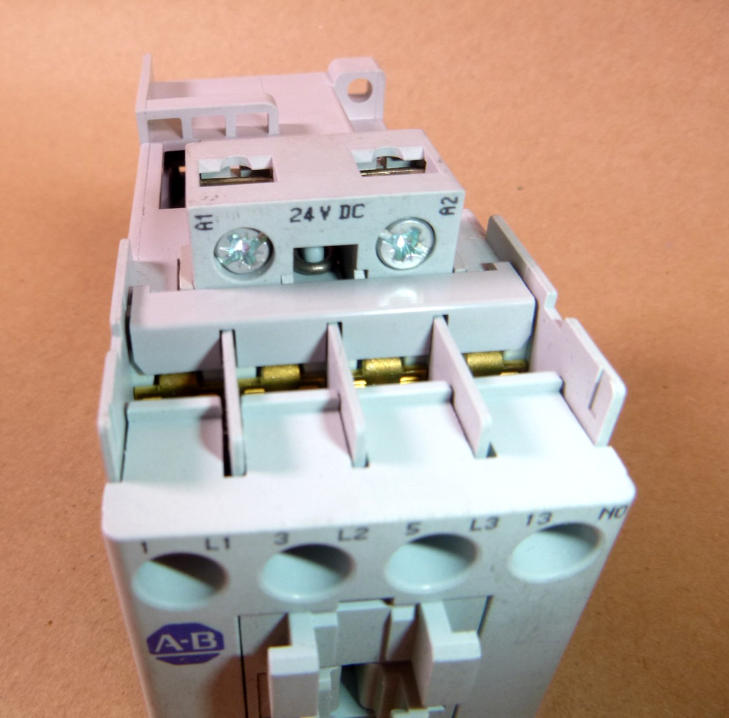 Allen-Bradley 100-C16ZJ10 IEC Contactor, 3-P, 16A, 24VDC Coil 100C16ZJ10