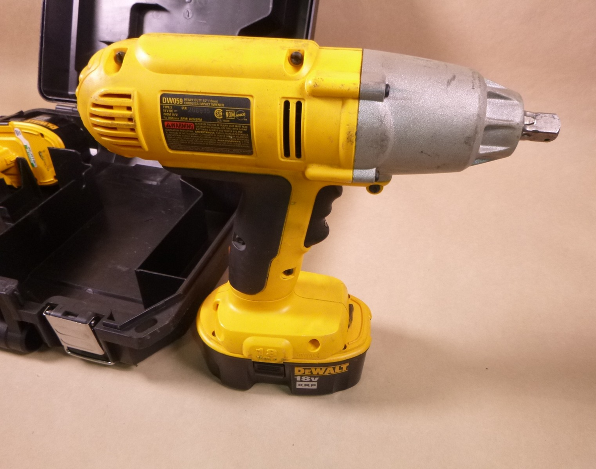 DeWalt 18V 1/2in. Cordless Impact Wrench Kit (DW059) W/ 2 Batteries &amp; Charger
