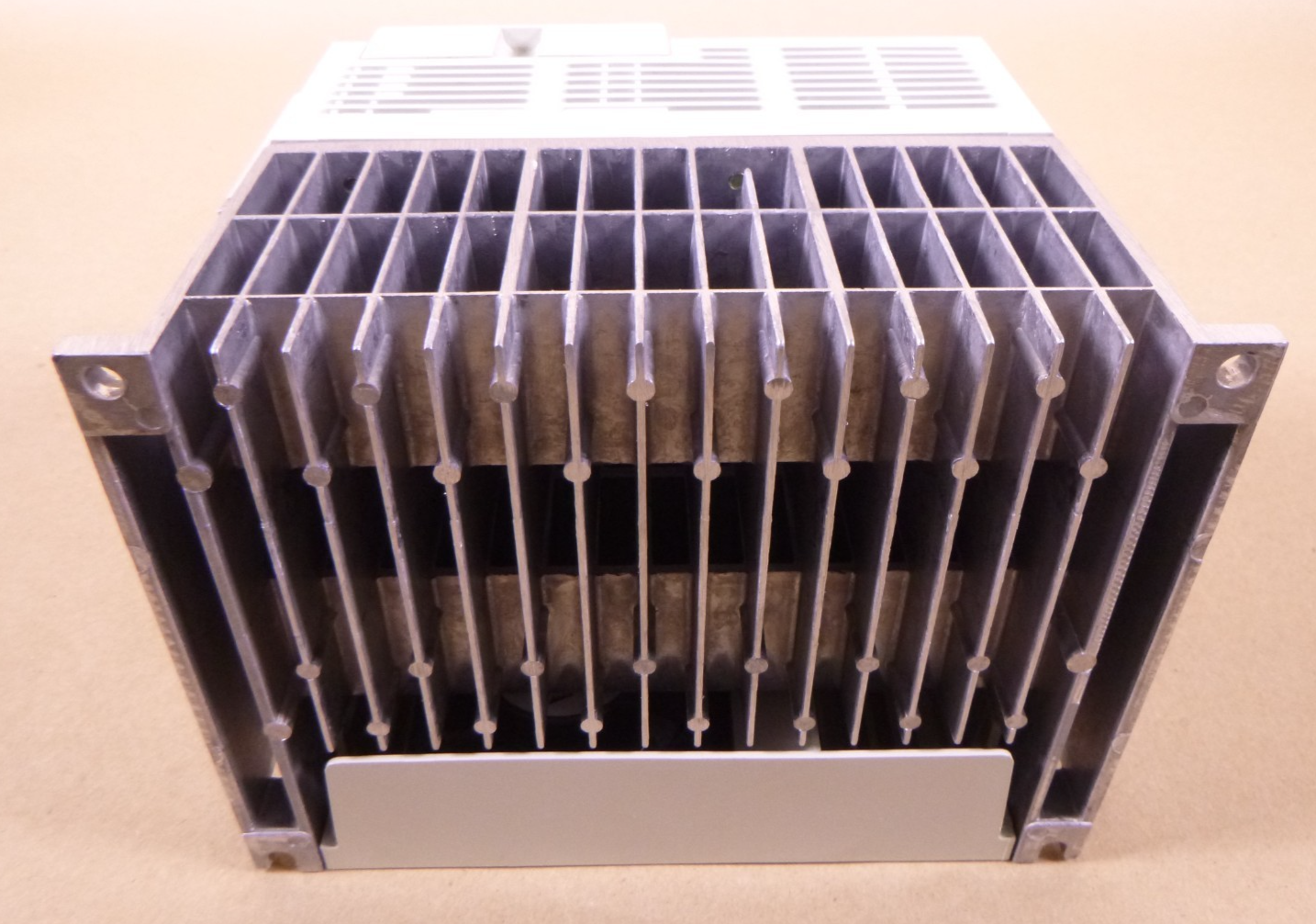 Mitsubishi FR-E520-3.7K-NA VFD 5HP Inverter 24.4A/17.5A 3PH 200-240VAC E500