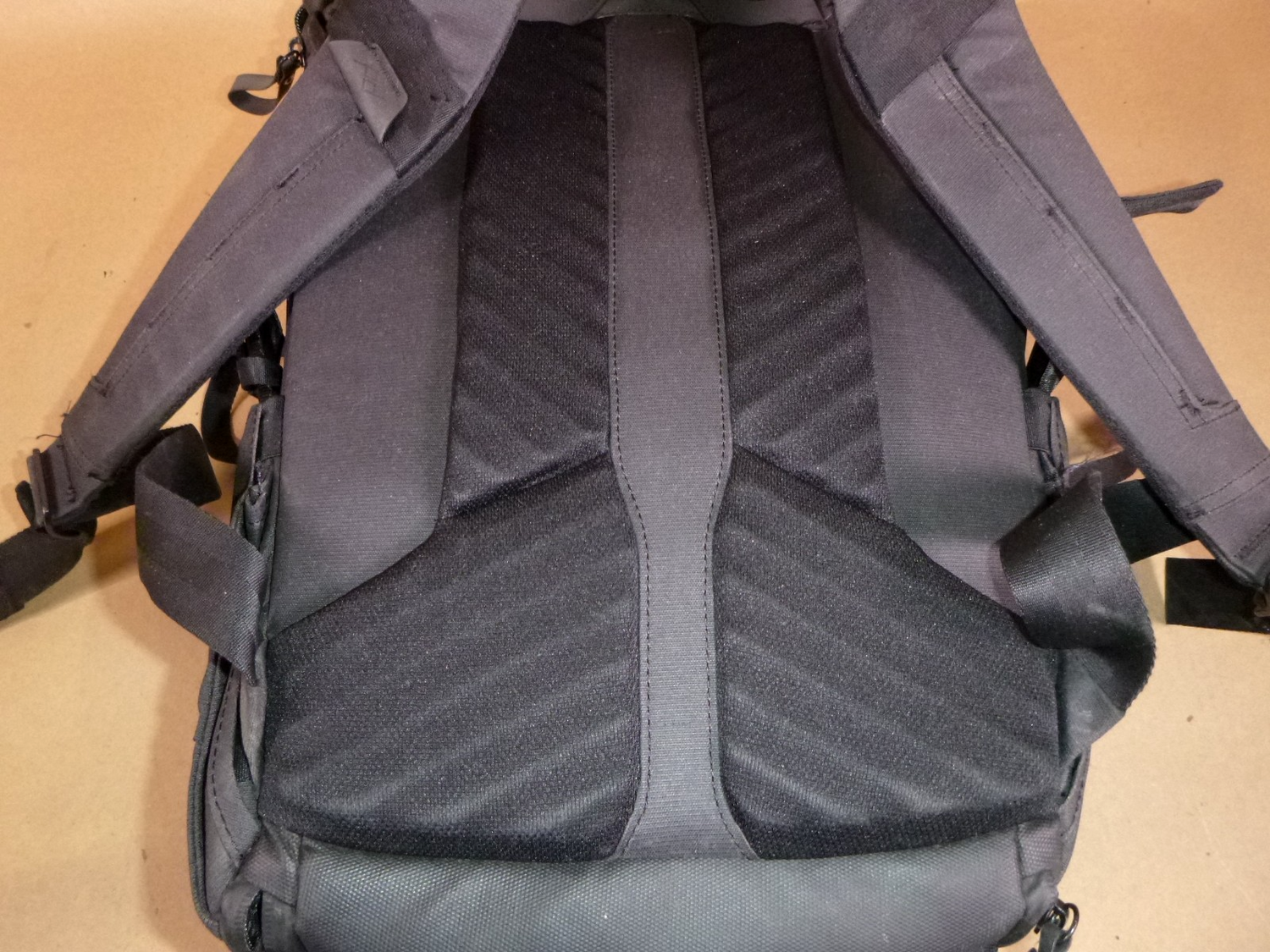 USED Peak Design Everyday Backpack 20L Black Camera Laptop Travel Bag - Very Clean | Industrial MRO Tools and Replacement Industrial Equipment Components