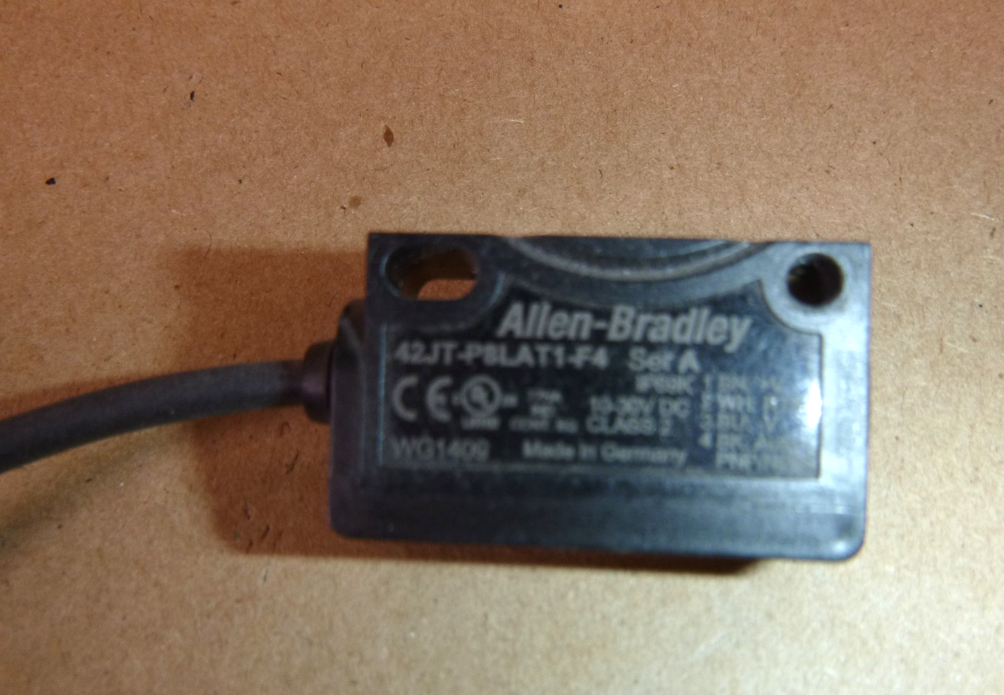 Allen Bradley 42JT-P8LAT1-F4 42JT VisiSight Photoelectric Sensor, Used