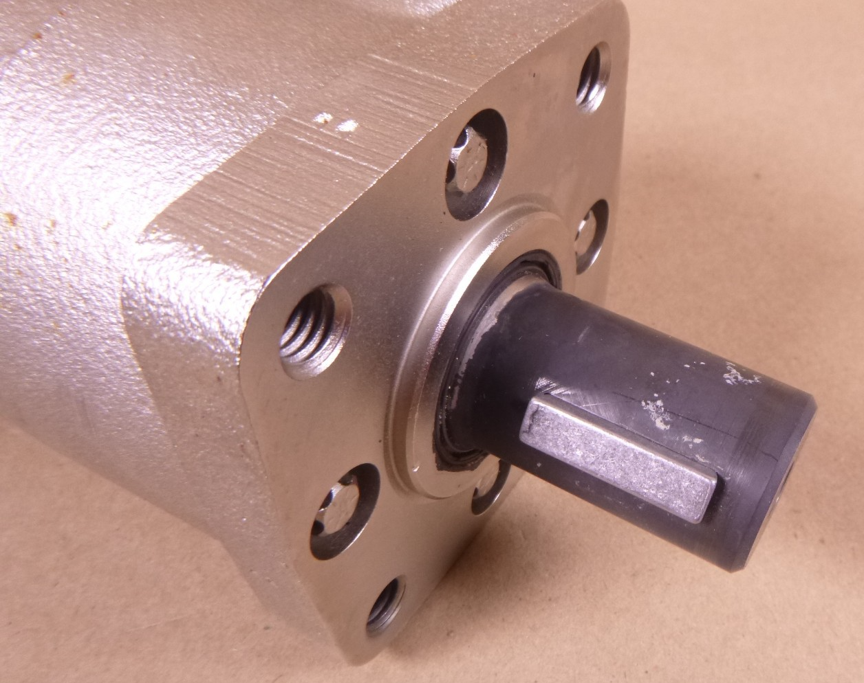 OEM Danfoss 101-1011-009 Hydraulic Motor, H-Series, 1" Shaft, 5.90 in³/r *PAINT CHIPPING* | Industrial Electric Motors, Pumps &amp; Parts