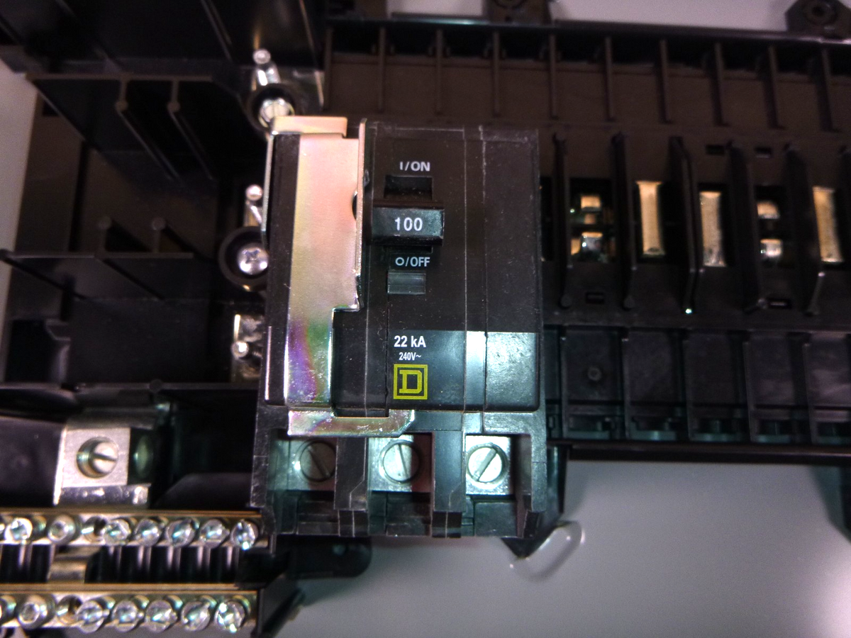 Q0327M100 Square D 27 Circuit 100A Load Center Main Breaker 3 Phase, 120/240V