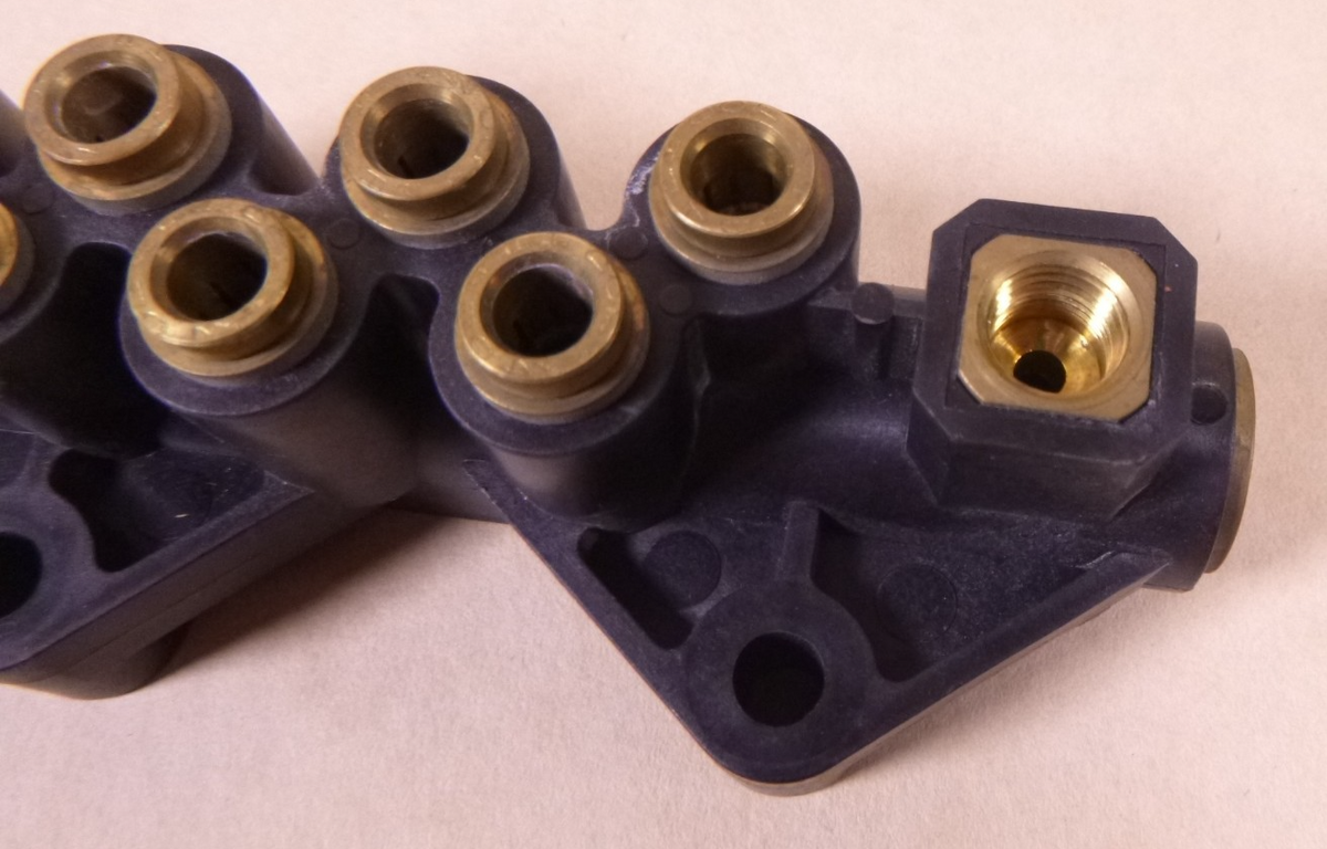 12-18051-000 Air Line Junction Block / Air Manifold, for Freightliner FL Trucks