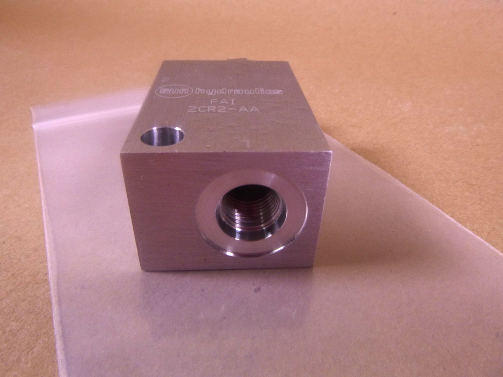 Sun Hydraulics FAI Manifold - Line mount - Ninety degree