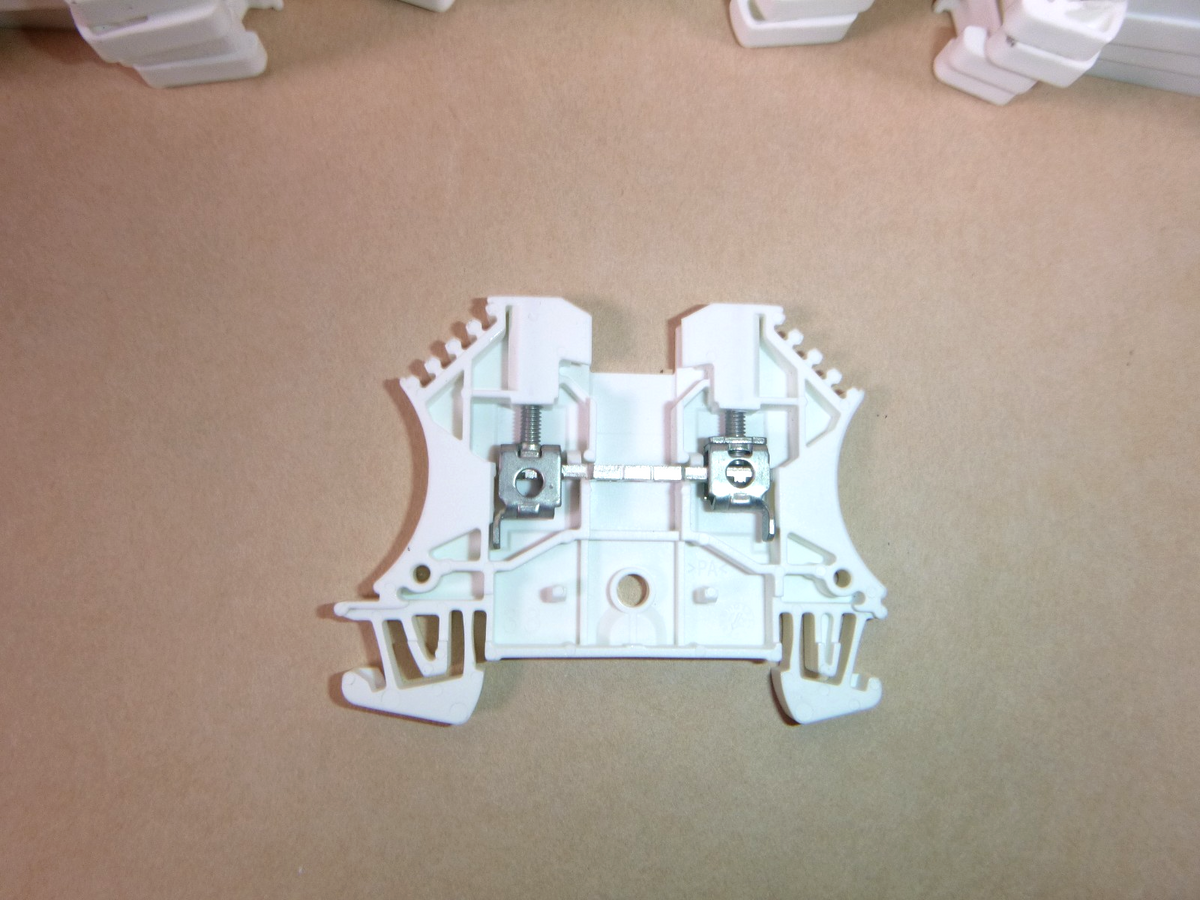 1492-J3-W Allen-Bradley 2-1/2 mm Standard Terminal Block - White - Bag of 30 Pcs