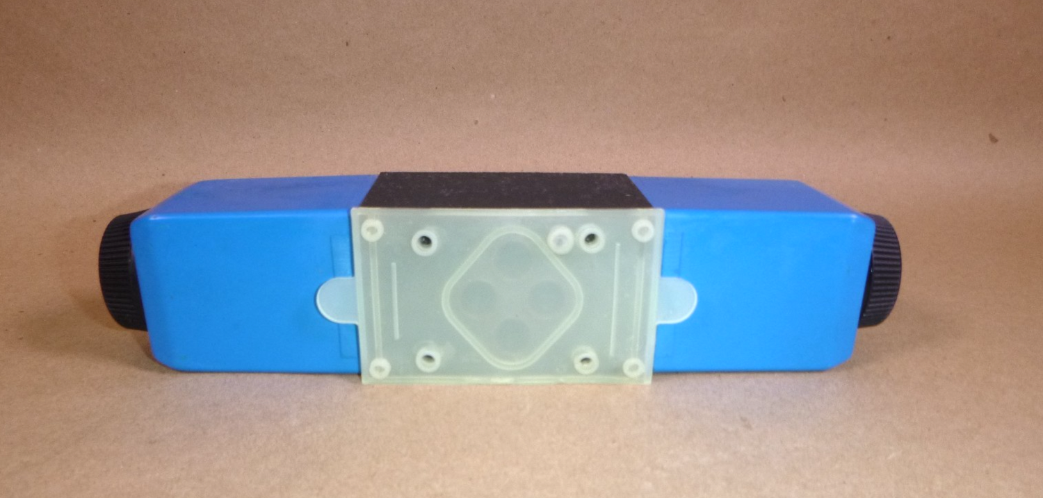 DG4V-3S-8C-VM-U-H5-61 Vickers Directional Control Valve 24 Vdc 100 Bar 1450 Psi