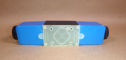 DG4V-3S-8C-VM-U-H5-61 Vickers Directional Control Valve 24 Vdc 100 Bar 1450 Psi
