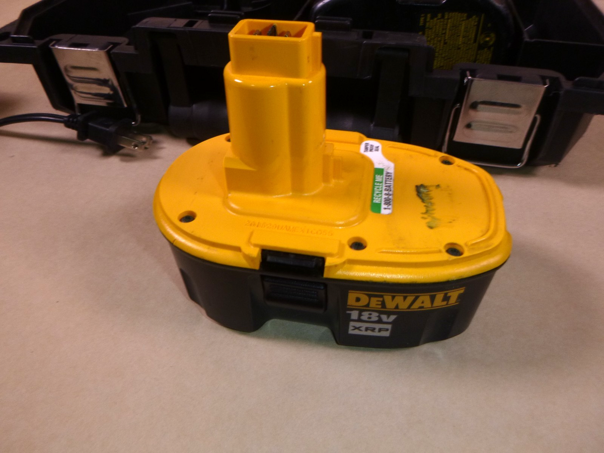 DeWalt 18V 1/2in. Cordless Impact Wrench Kit (DW059) W/ 2 Batteries &amp; Charger