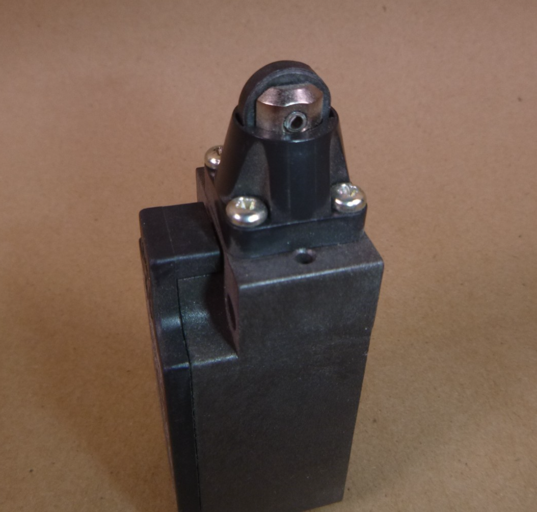 Schmersal - ZR 236-11Z-U90-1297 LIMIT SWITCH, ROLLER PLUNGER | Electrical MRO Replacement Parts &amp; Components and Commercial Electrical Supplies Company