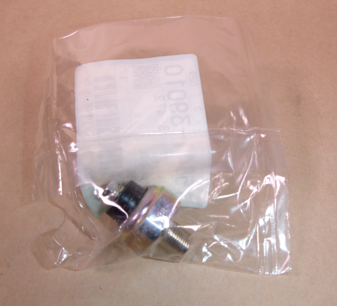 New Genuine OEM Kubota Oil Pressure Switch 15841-39010, 15841-39013 