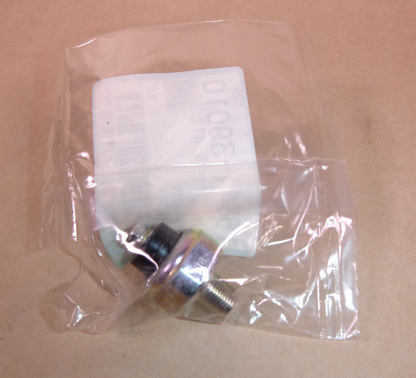 New Genuine OEM Kubota Oil Pressure Switch 15841-39010, 15841-39013 