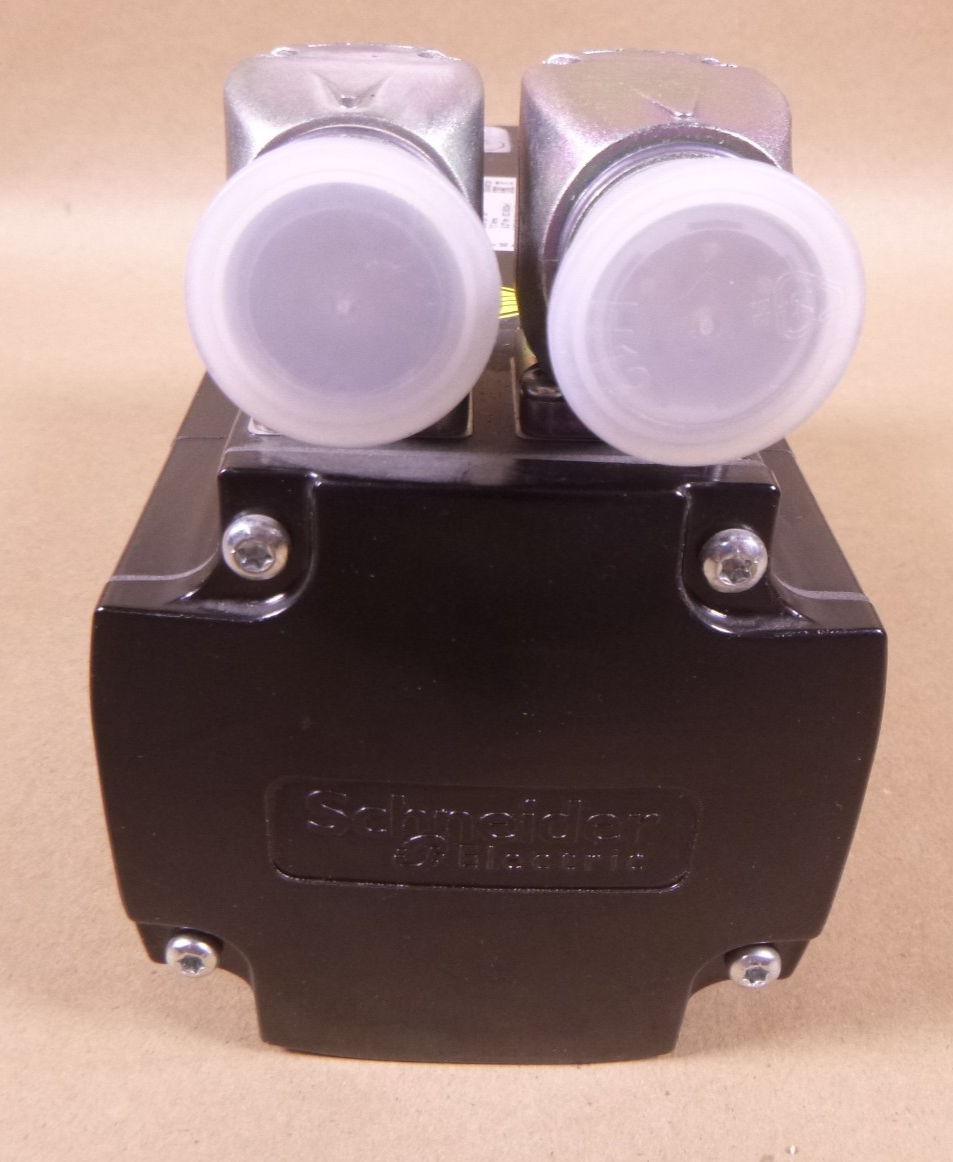 BMH1003P32A2A Schneider 3-Phase Servo Motor 480Vrms 2.7kW 6000RPM 10-Pole | Industrial Electric Motors, Pumps &amp; Parts