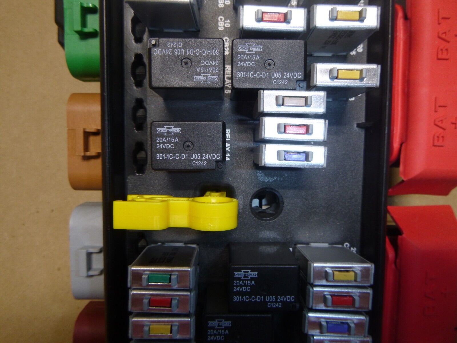 Eaton Series 32000 DVEC (Dual vehicle electrical center) 24V Power Distribution | Electrical MRO Replacement Parts &amp; Components and Commercial Electrical Supplies Company