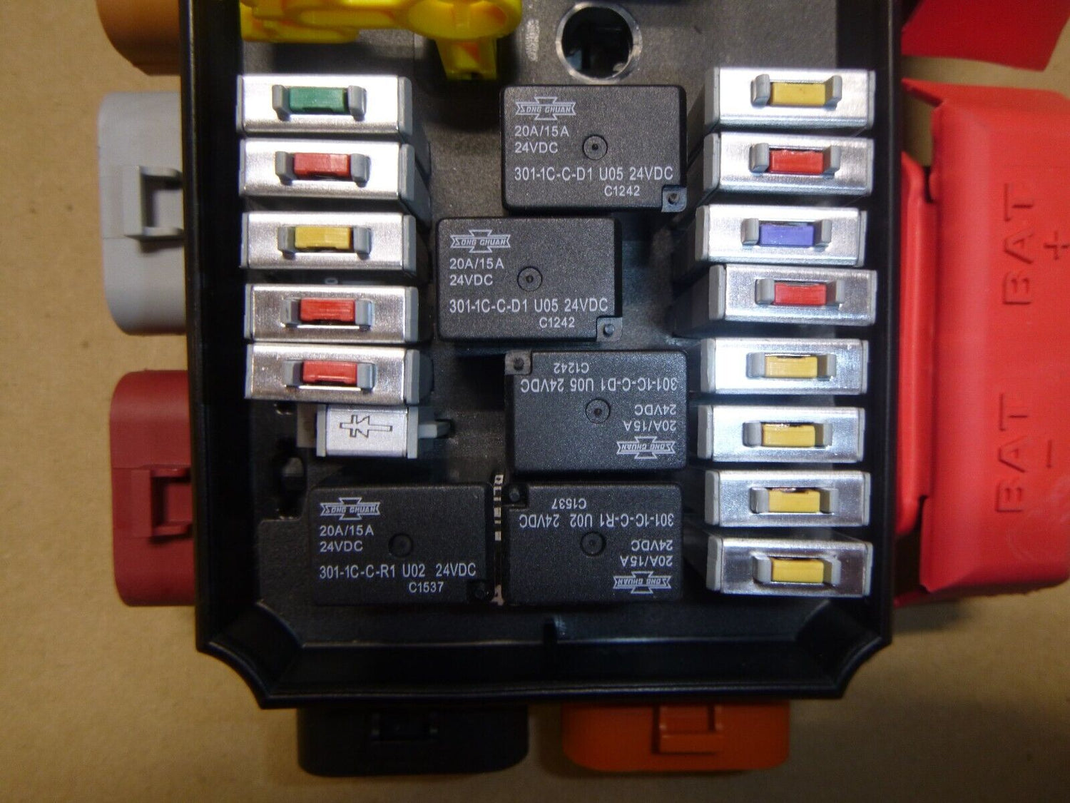 Eaton Series 32000 DVEC (Dual vehicle electrical center) 24V Power Distribution | Electrical MRO Replacement Parts &amp; Components and Commercial Electrical Supplies Company