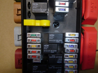 Eaton Series 32000 DVEC (Dual vehicle electrical center) 24V Power Distribution | Electrical MRO Replacement Parts &amp; Components and Commercial Electrical Supplies Company