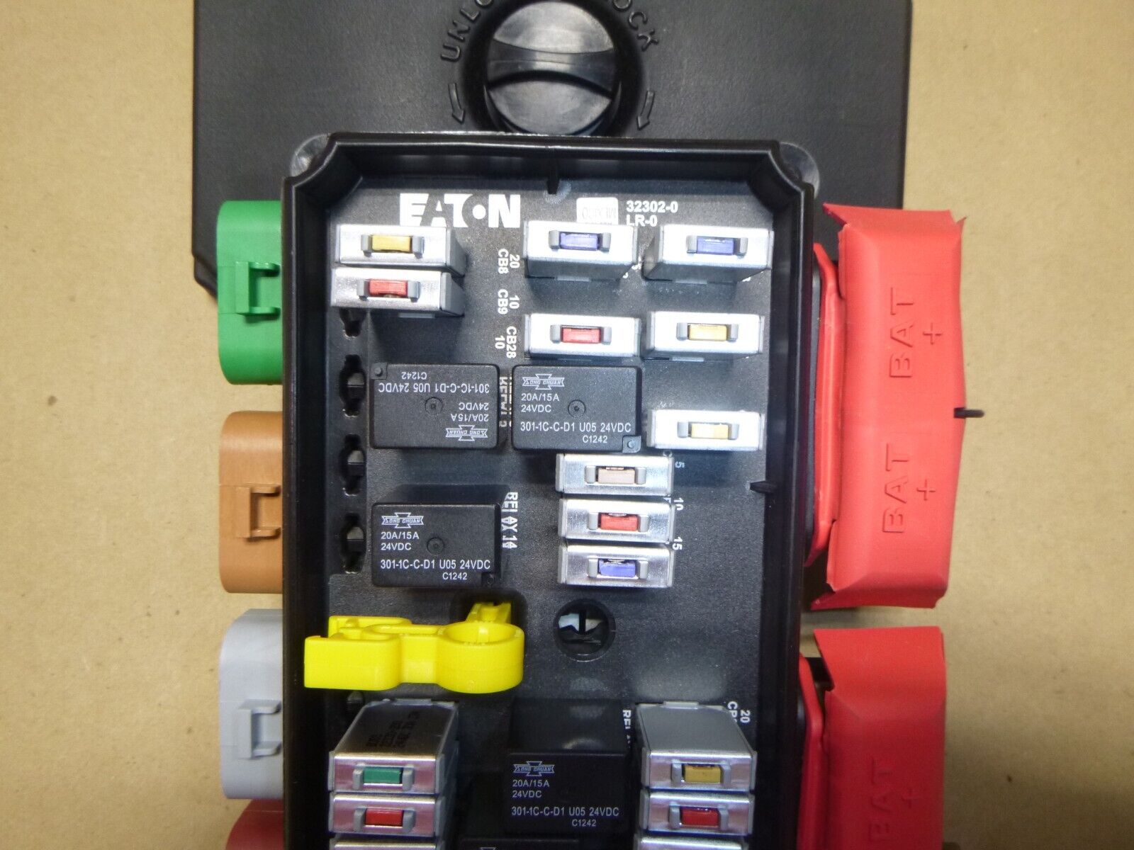 Eaton Series 32000 DVEC (Dual vehicle electrical center) 24V Power Distribution | Electrical MRO Replacement Parts &amp; Components and Commercial Electrical Supplies Company
