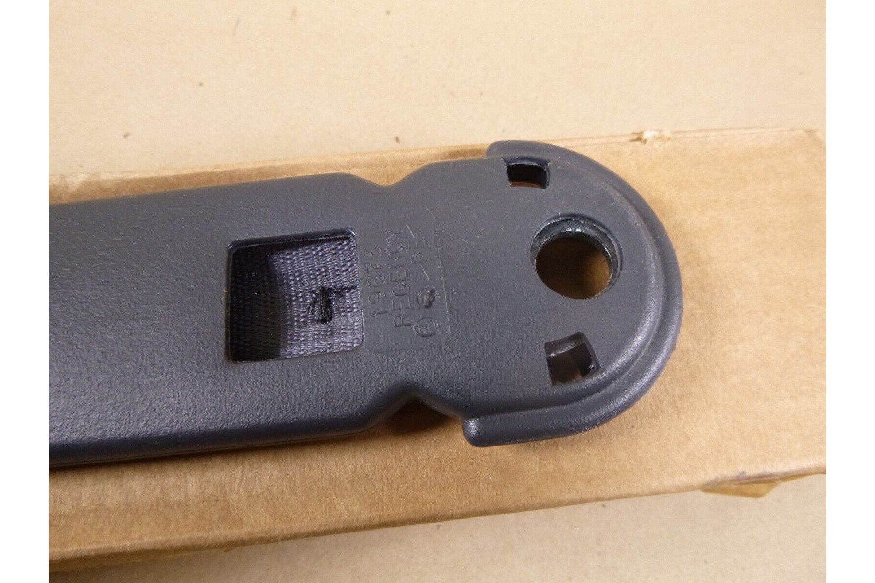 Genuine GM 2002 Chevrolet Avalanche Split Bench Seat Center Buckle 88940112 | Replacement Truck Parts, Trailer Accessories, Automobile Supplies, Car Parts &amp; Accessories