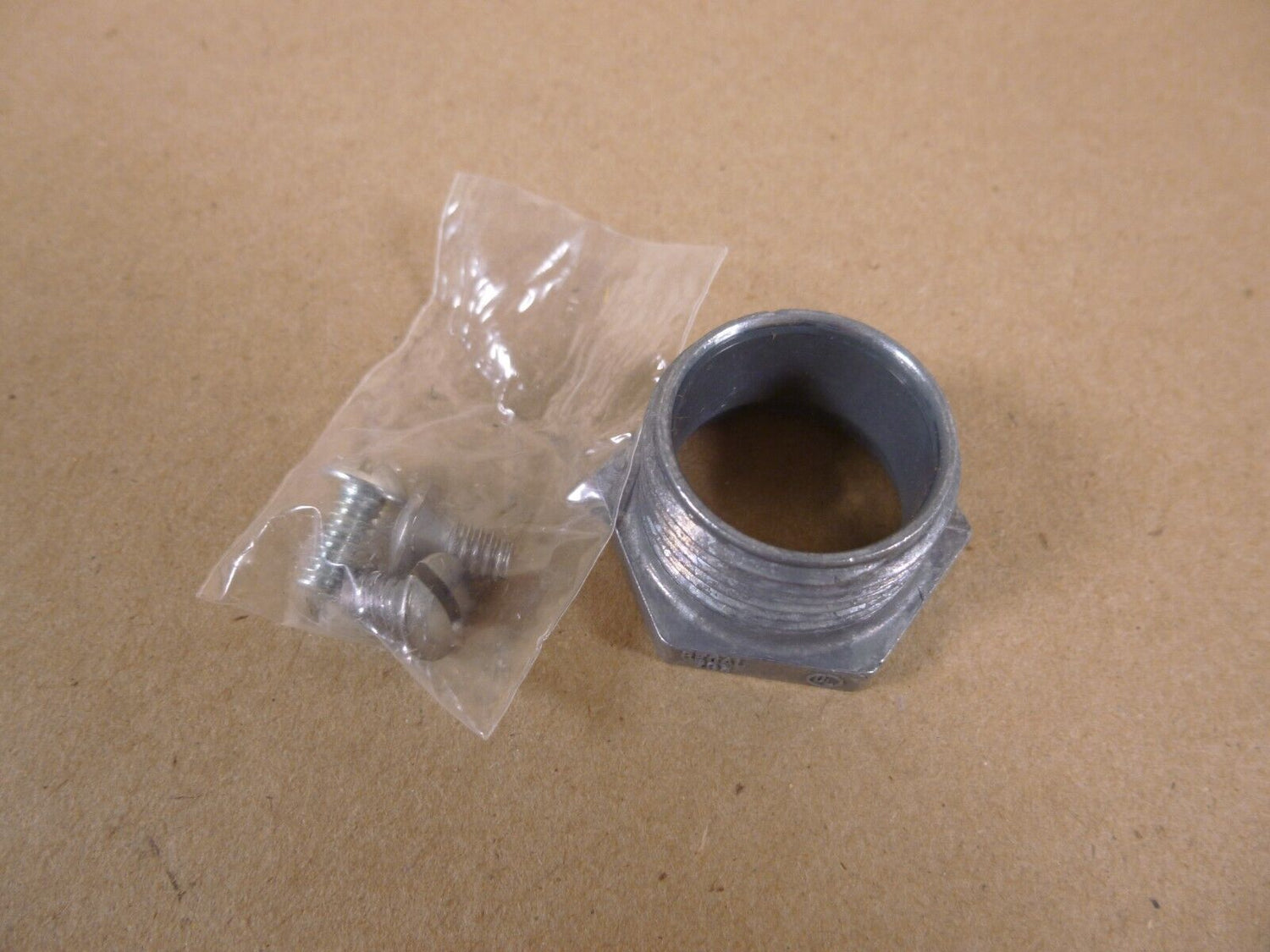 Hubbell SC3098 Lo-Con Service Fitting Aluminum Housing 3/4 inch Nipple Included | Electrical MRO Replacement Parts &amp; Components and Commercial Electrical Supplies Company
