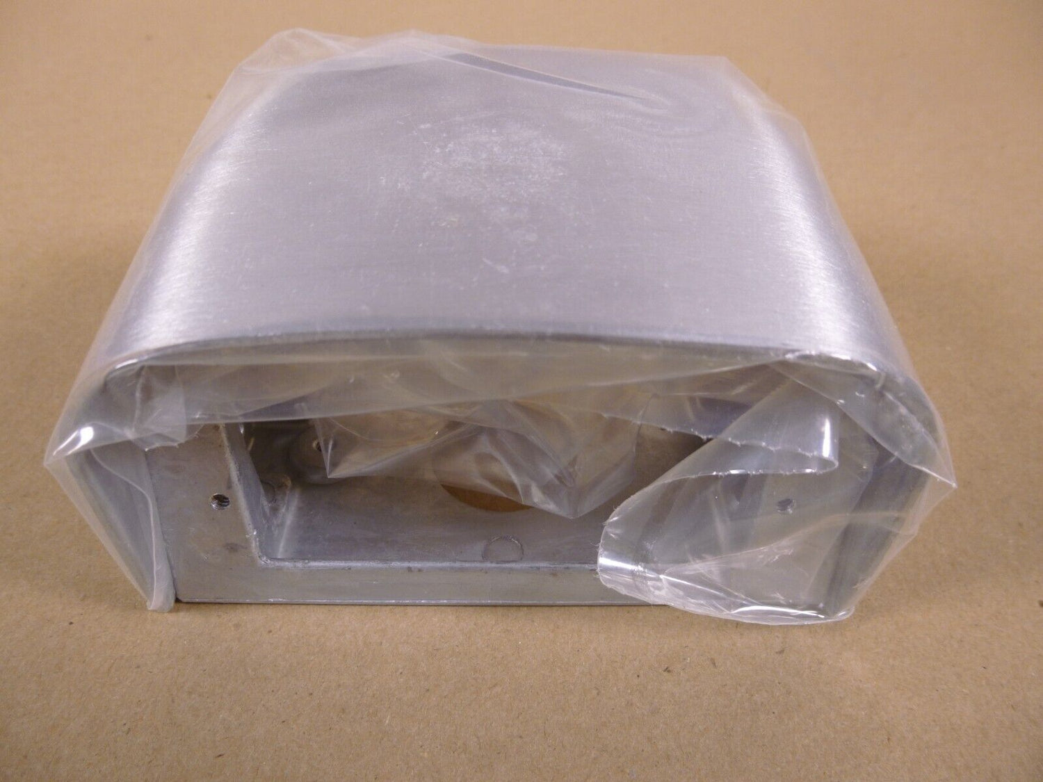 Hubbell SC3098 Lo-Con Service Fitting Aluminum Housing 3/4 inch Nipple Included | Electrical MRO Replacement Parts &amp; Components and Commercial Electrical Supplies Company