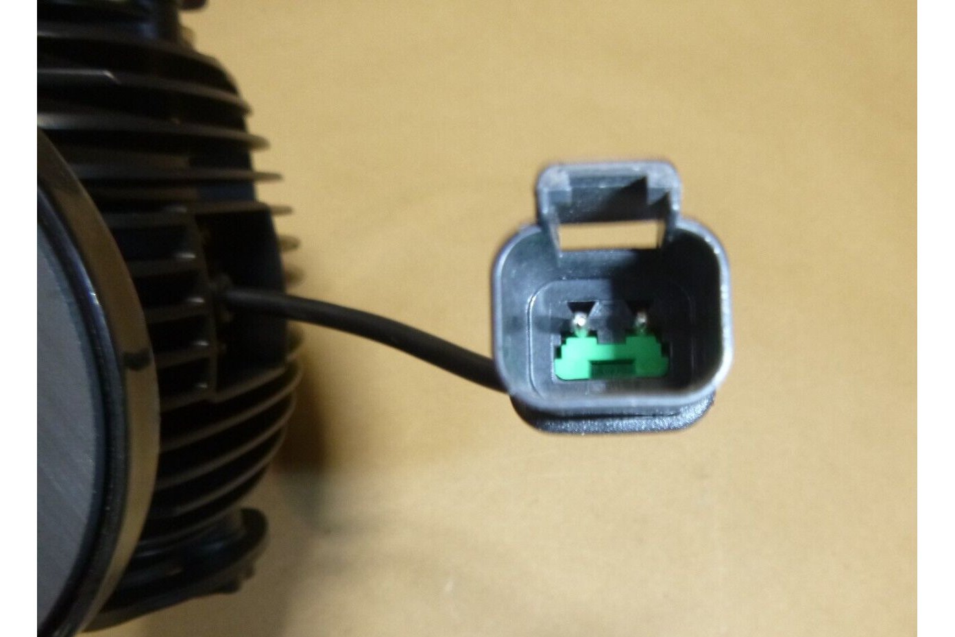 Larson LED10W-6R-HT Portable Magnetic Mount LED Light 675&