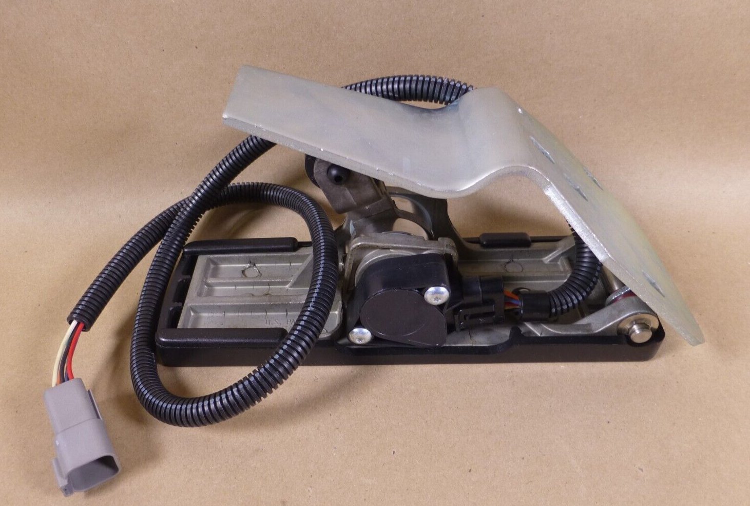 NEW OEM Detroit Diesel 3500972C91 Pedal Fits International R0087580 | Replacement Truck Parts, Trailer Accessories, Automobile Supplies, Car Parts &amp; Accessories