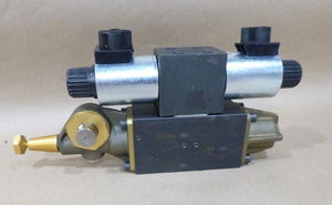 USGI M1074 / M1075 CAPSTAN WINCH FOUR FUNCTION LIFT CONTROL VALVE 85785 - 01 - 24 - Royal Equipment CAPSTAN